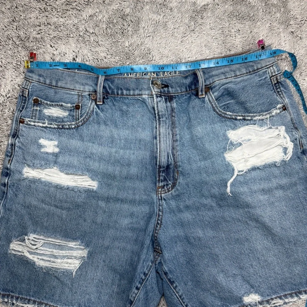 American Eagle 90s Boyfriend Short Distressed Denim Medium Wash Women Size 18‎